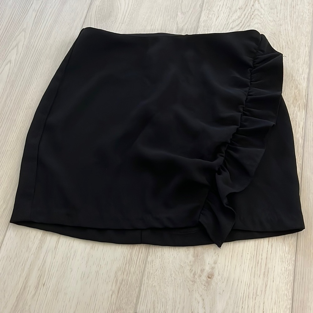 Cupcakes & Cashmere Black side ruffled skirt sz 4